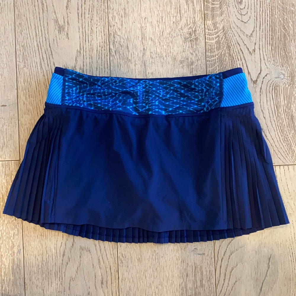 Lululemon, size 6. Tennis or Running skirt with bikers and pockets!